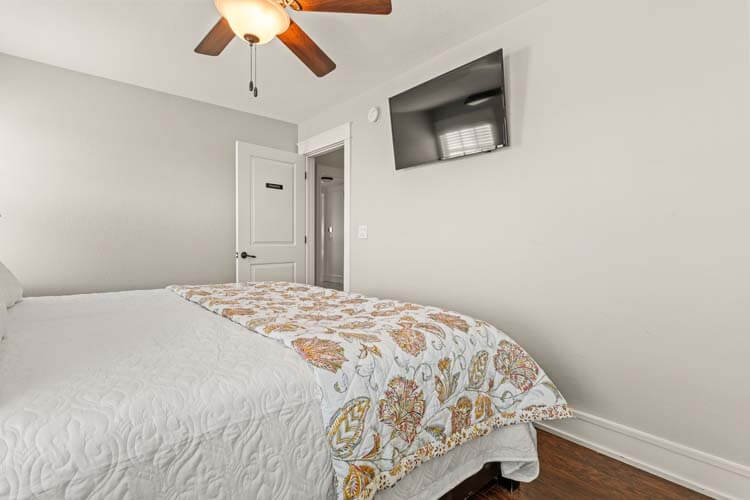 1st Floor King with Private Bath