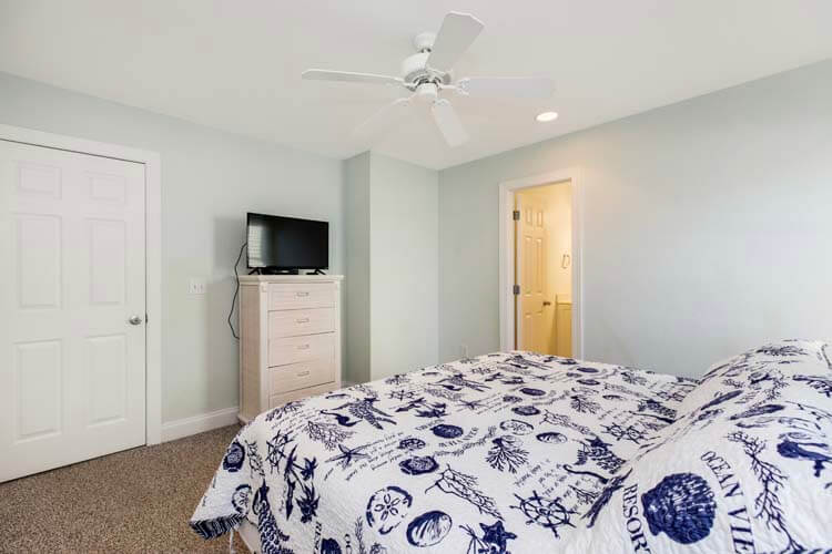 1st Floor King with Private Bath