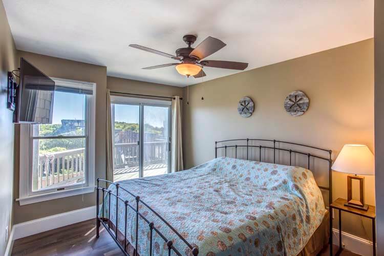 1st Floor King Bedroom