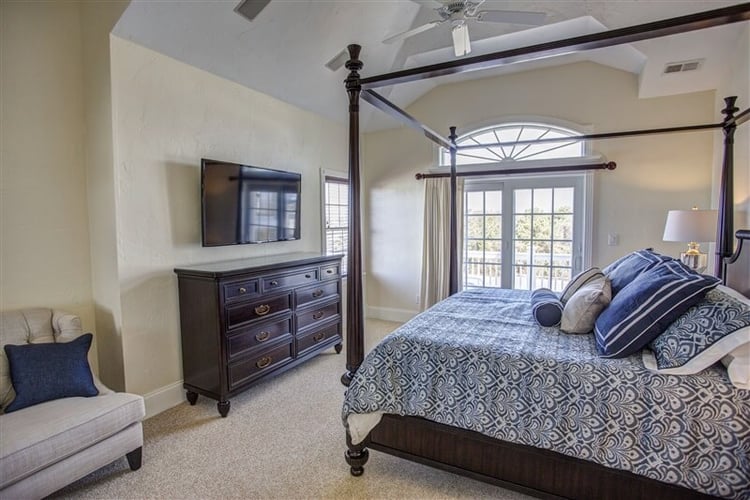 2nd Floor King with Private Bath