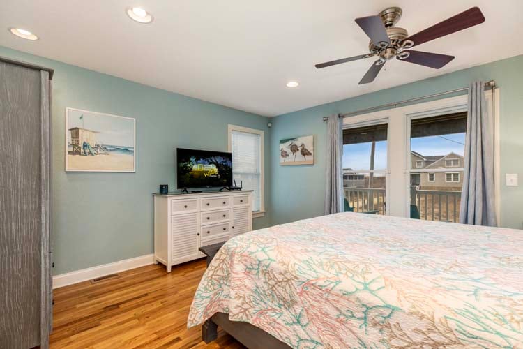 1st Floor King with Private Bath