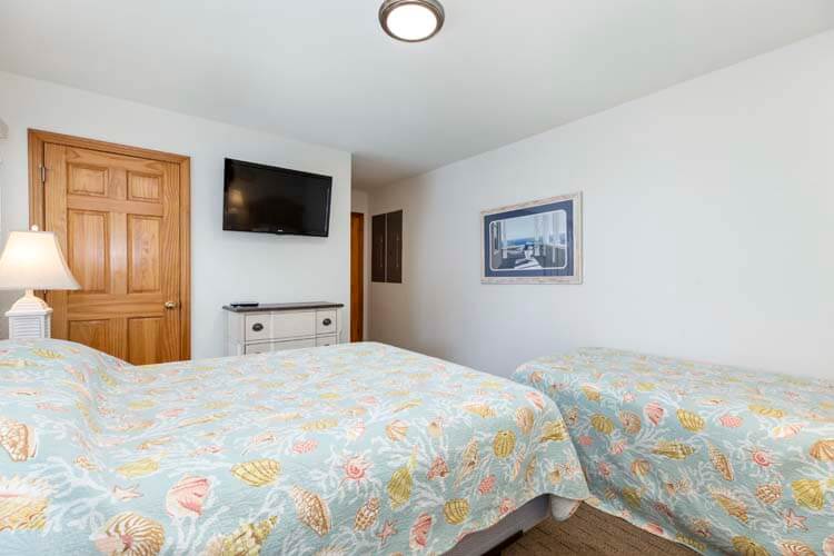 1st Floor Queen & Twin with Private Bath