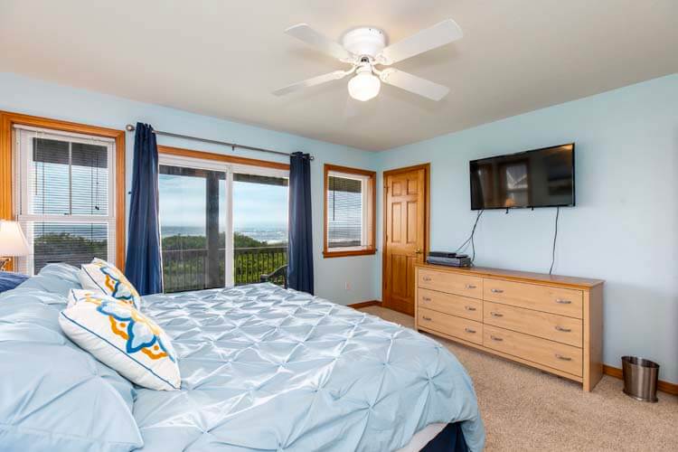 1st Floor Oceanside King with Private Bath