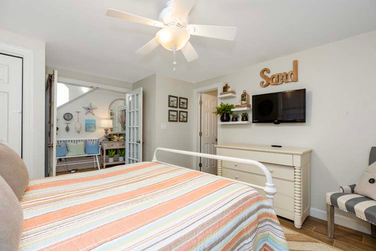 1st Floor Queen with Shared Bath