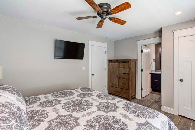 Ground Floor King with Private Bath (13)