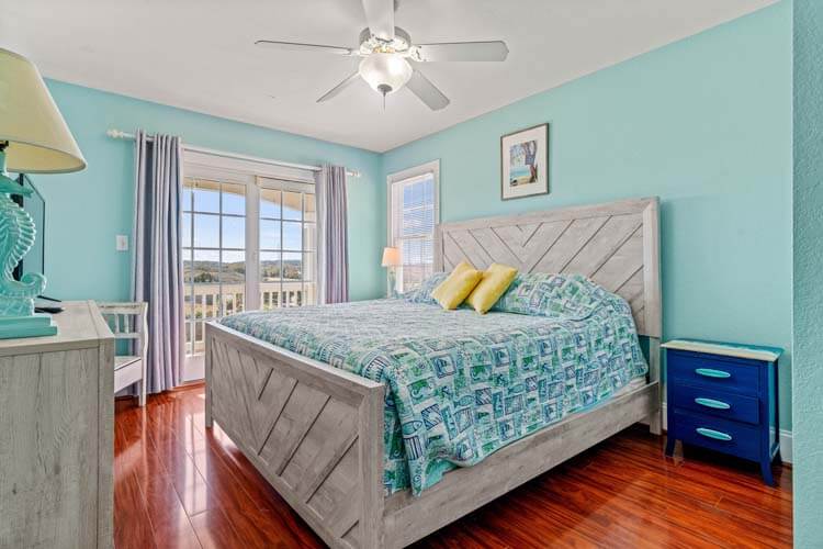 1st Floor King with Private Bath (Sunshine)