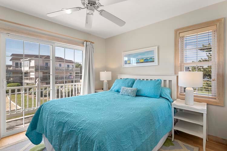 1st Floor Queen Bedroom