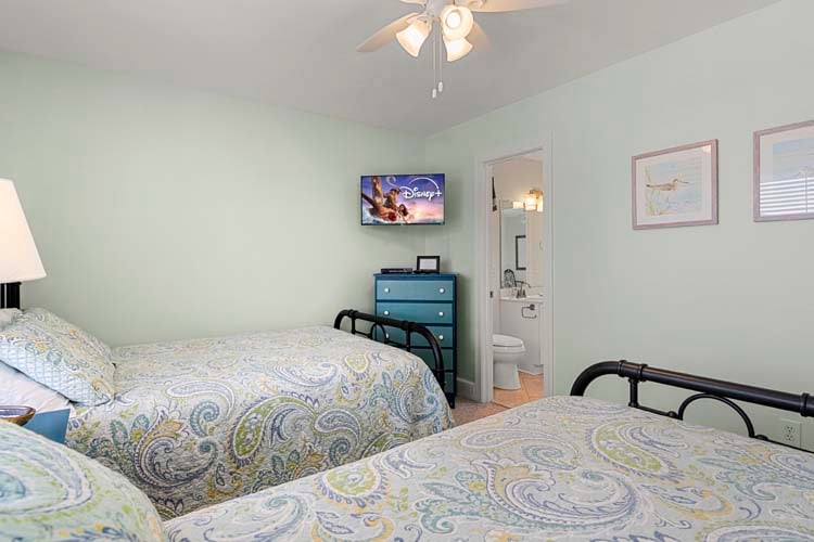 1st Floor Double & Twin with Shared Bath