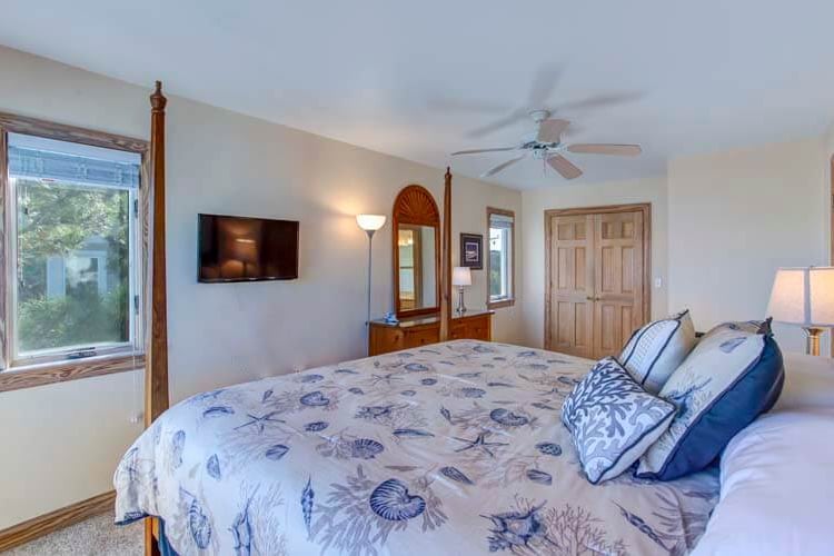 1st Floor King with Private Bath