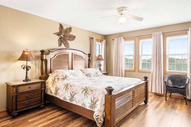 1st Floor King with Private Bath