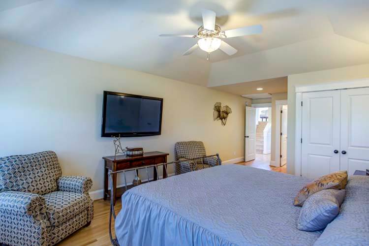 2nd Floor King with Private Bath