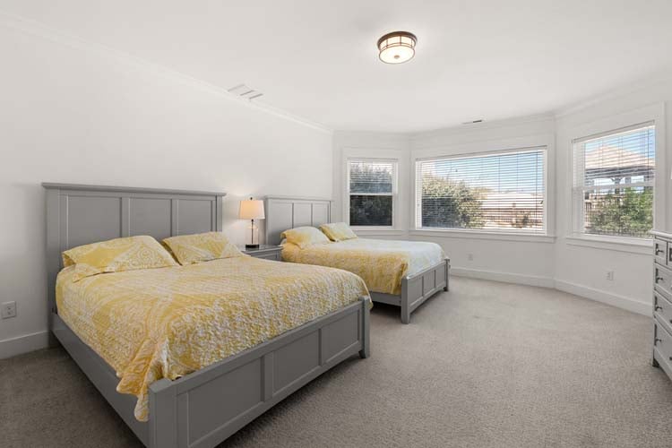 Ground Floor Queens with Private Bath