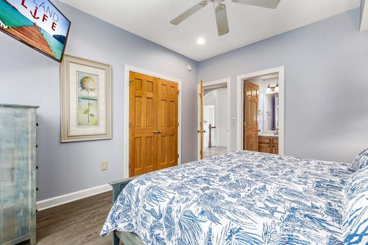 1st Floor King with Private Bath