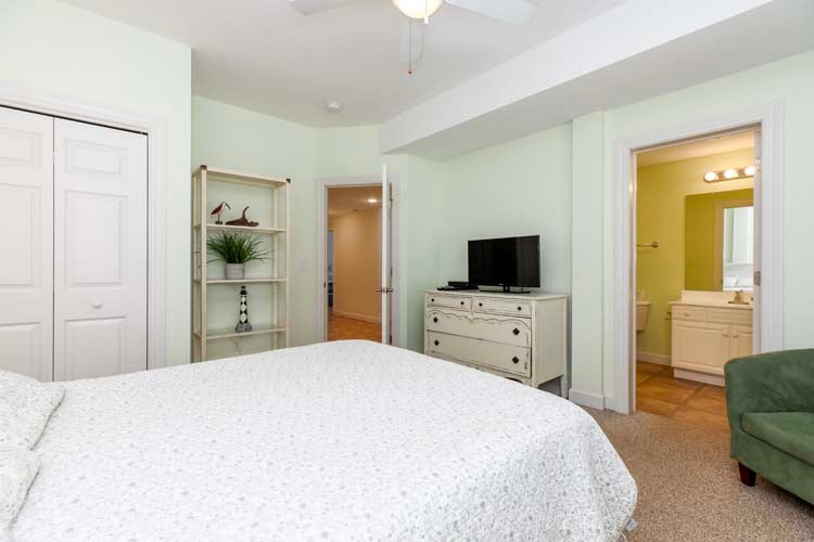 Ground Floor Queen with Private Bath