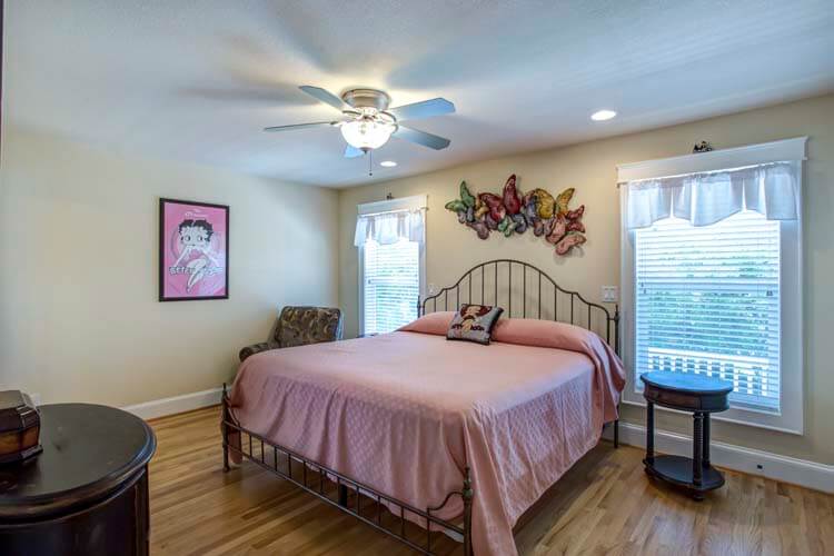 1st Floor King with Private Bath