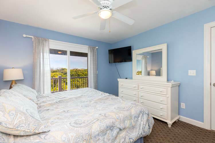 1st Floor King Bedroom