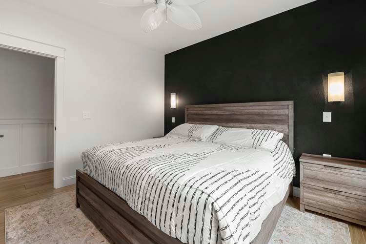 Ground Floor King with Shared Bath (21)