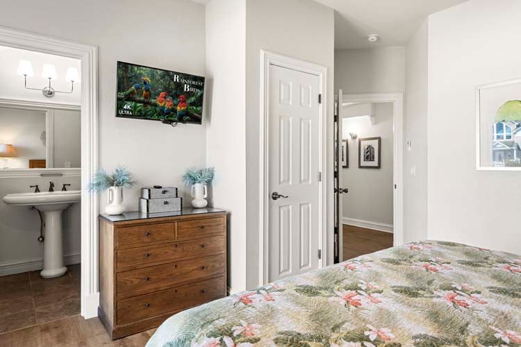 1st Floor King with Private Bath