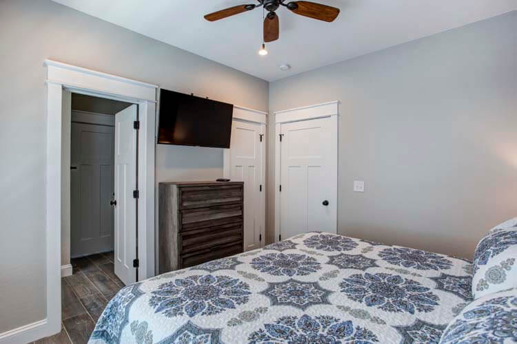 1st Floor King with Shared Bath (9)