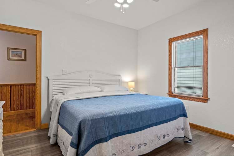 1st Floor King Bedroom