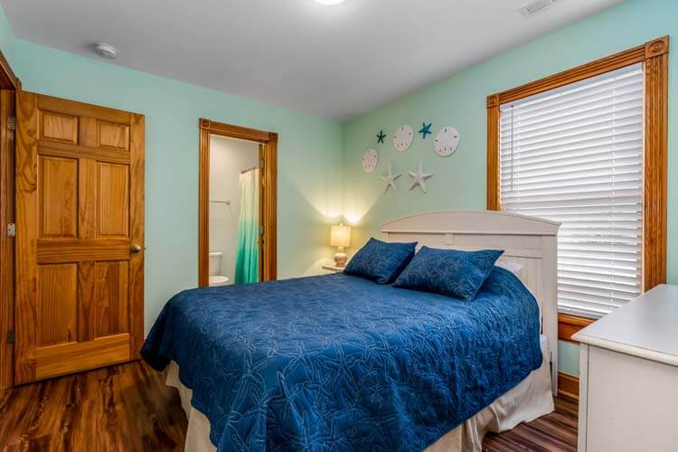 Ground Floor Queen with Private Bath