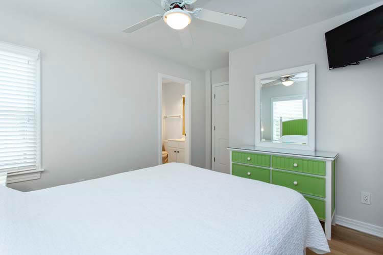 Ground Floor Queen with Private Bath