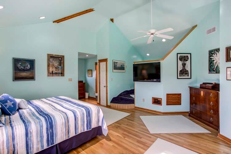 1st Floor King with Private Bath