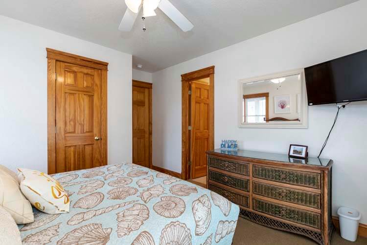 1st Floor Queen with Shared Bath