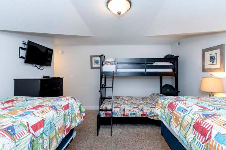 3rd Floor Twins & Pyramid Bunk with Private Bath (18)