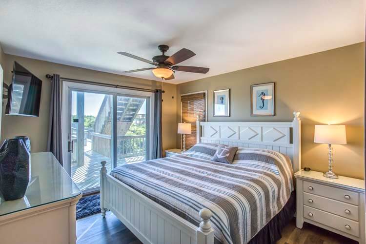 1st Floor King with Private Bath