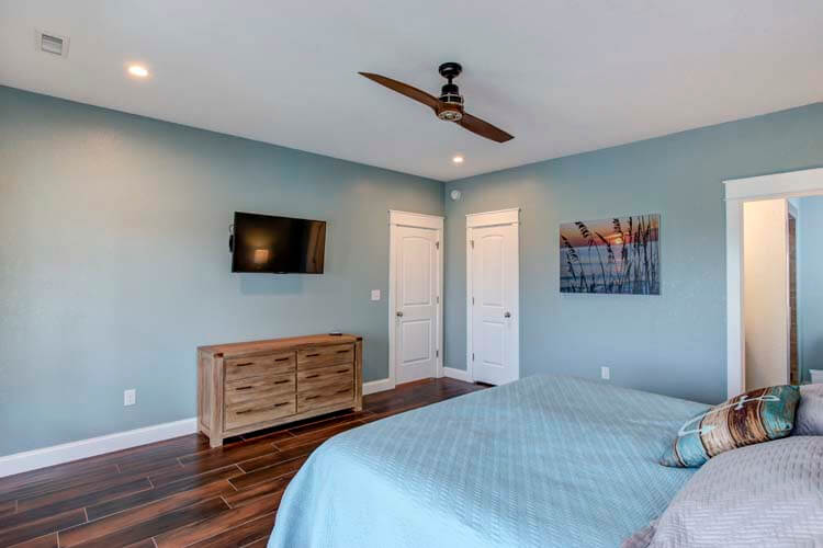 1st Floor King with Private Bath (NE)