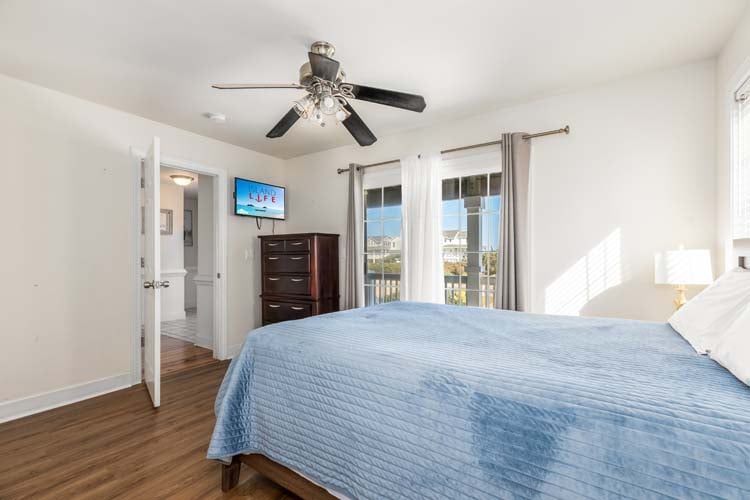 1st Floor Queen with Private Bath