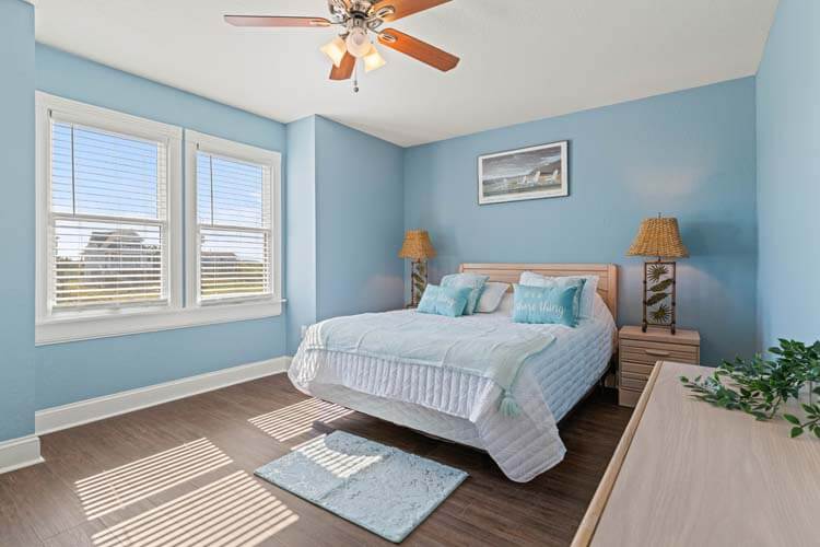 1st Floor Queen Bedroom