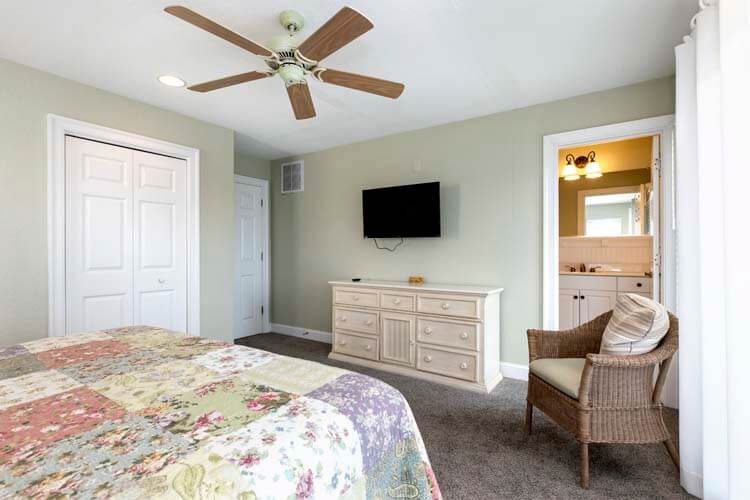 1st Floor King with Private Bath