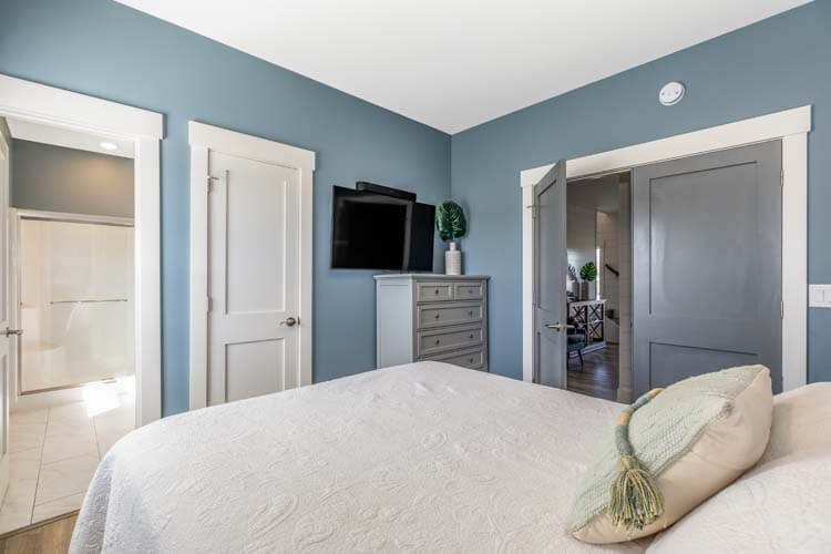 2nd Floor Queen with Private Bath