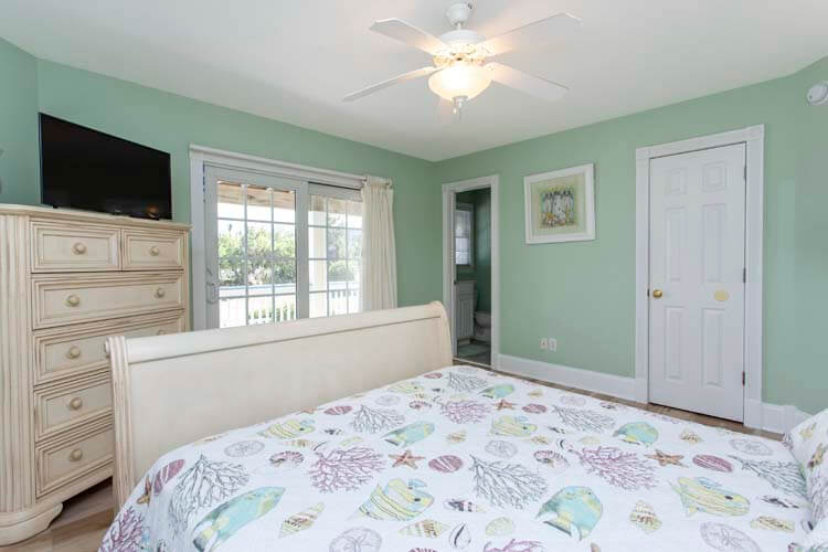 1st Floor Queen with Private Bath