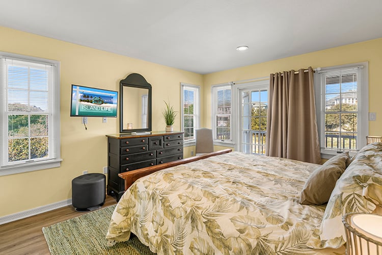 1st Floor King with Private Bath