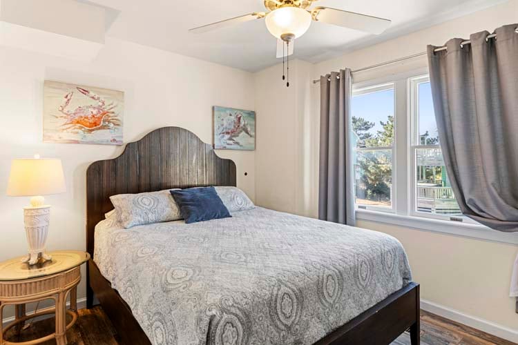 1st Floor Queen with Private Bath