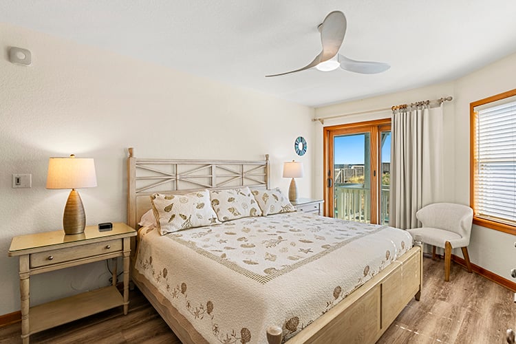 1st Floor King with Shared Bath