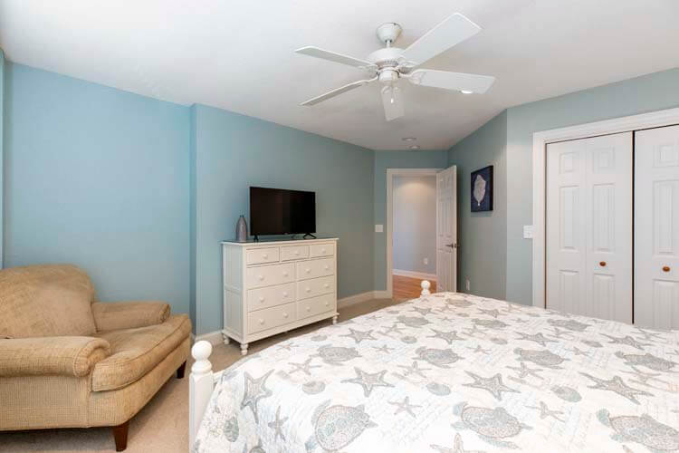 1st Floor King Bedroom