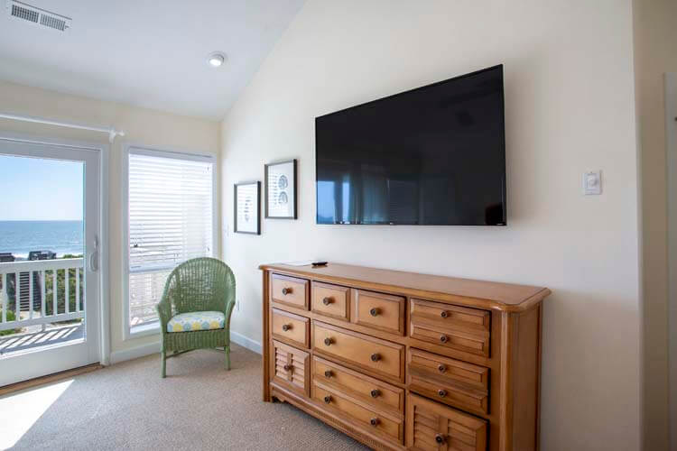 2nd Floor King with Private Bath