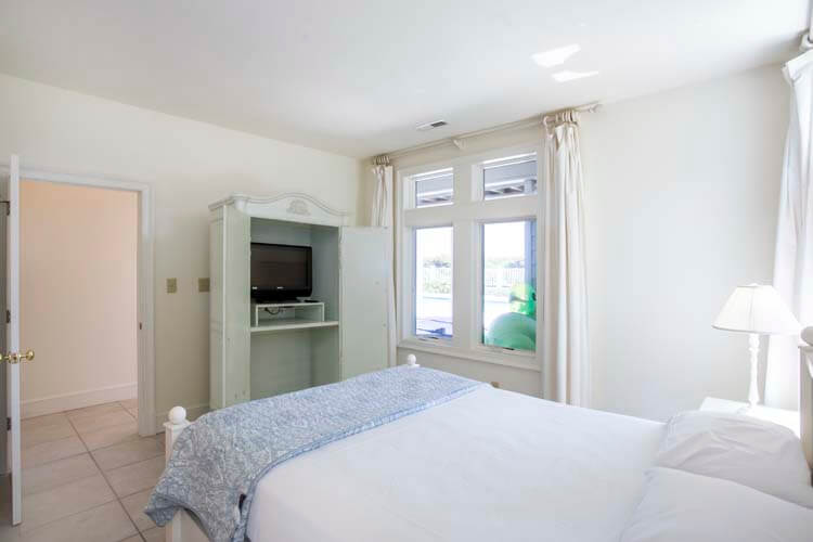 Ground Floor Queen with Private Bath