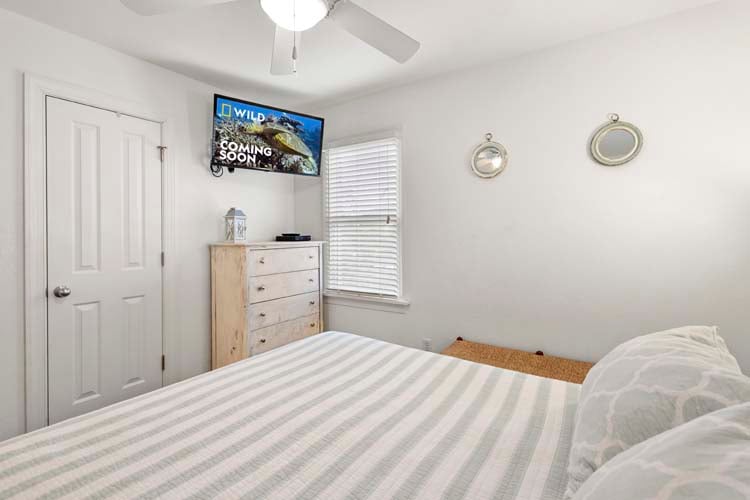 1st Floor Queen with Private Bath