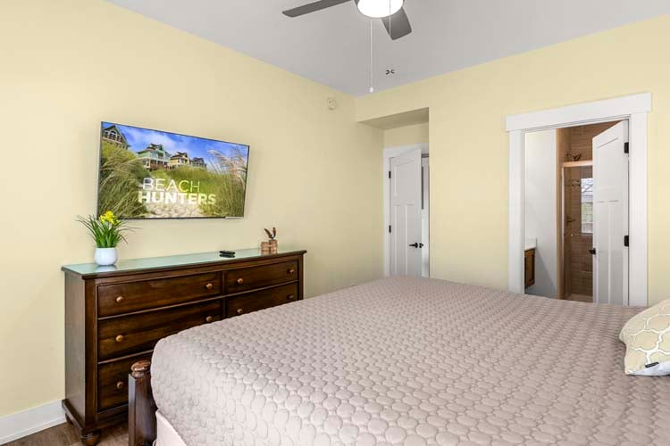 Ground Floor Den with King Bed and Private Bath