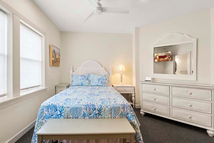 Ground Floor Queen with Private Bath (9)