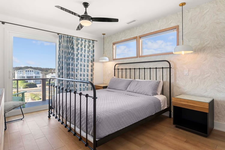 2nd Floor King with Private Bath (NW)