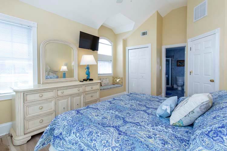 2nd Floor King with Private Bath