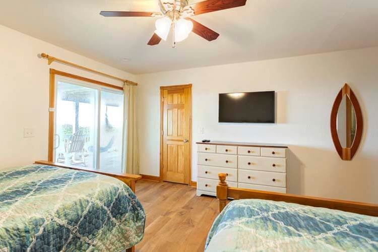 1st Floor Queens with Private Bath