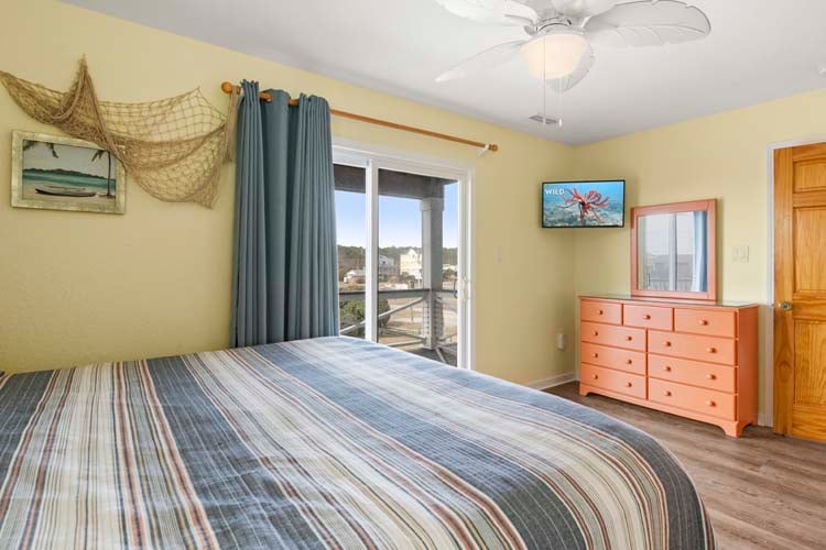 1st Floor King with Shared Bath