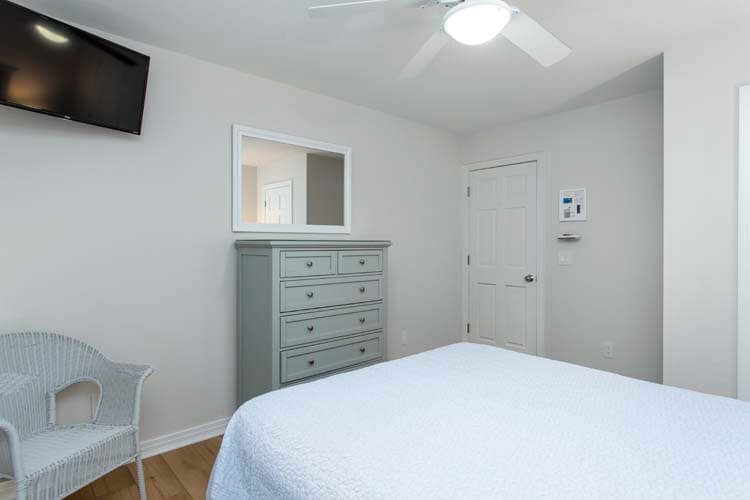 1st Floor Queen Bedroom